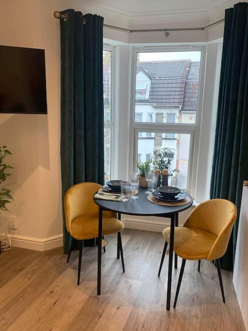 Alto - Lovely 2 Bedroom Serviced Apartment Bristol By Mint Stays ภายนอก รูปภาพ