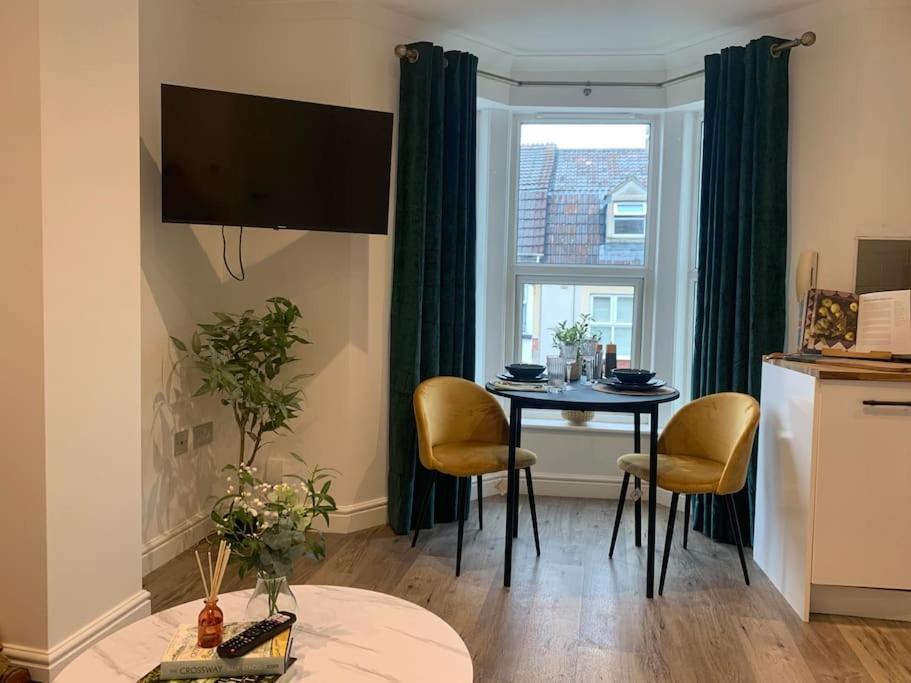 Alto - Lovely 2 Bedroom Serviced Apartment Bristol By Mint Stays ภายนอก รูปภาพ