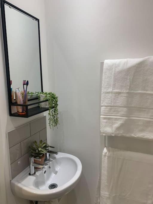 Alto - Lovely 2 Bedroom Serviced Apartment Bristol By Mint Stays ภายนอก รูปภาพ